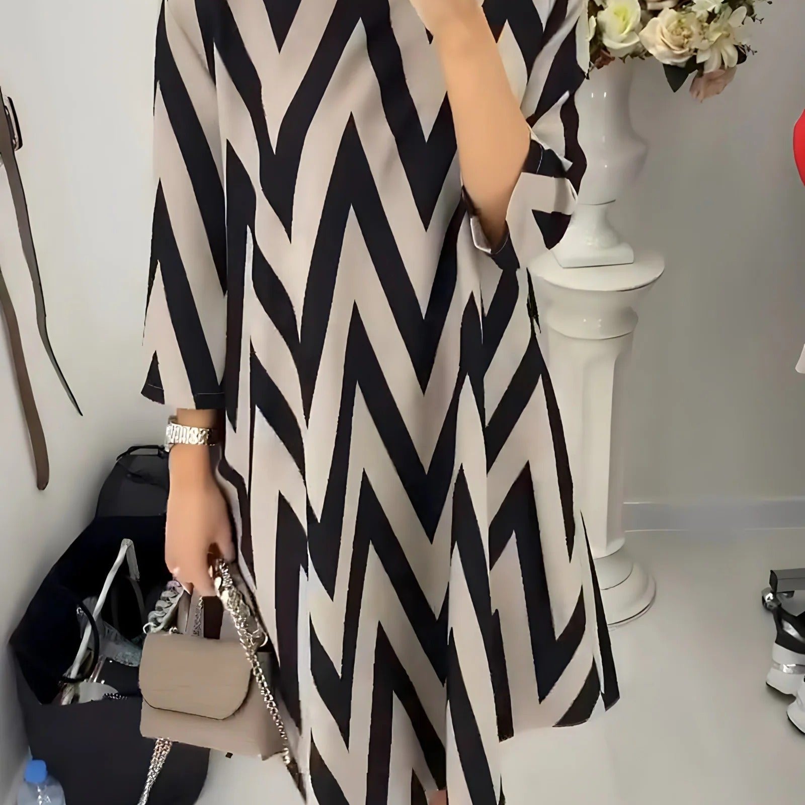 https://cdn.shopify.com/s/files/1/0773/9886/8312/files/Envy-Modisch-gemustertes-Kleid-mit-34-Armeln.jpg?v=1717525220