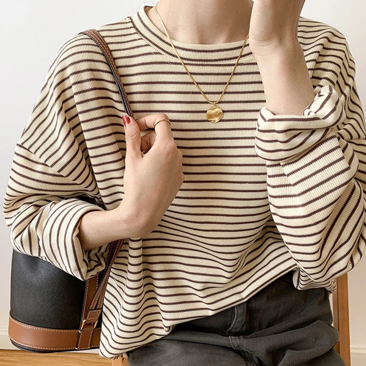 https://cdn.shopify.com/s/files/1/0773/9886/8312/files/laessiges-langarmhemd-frauen-khaki3.jpg?v=1731742779