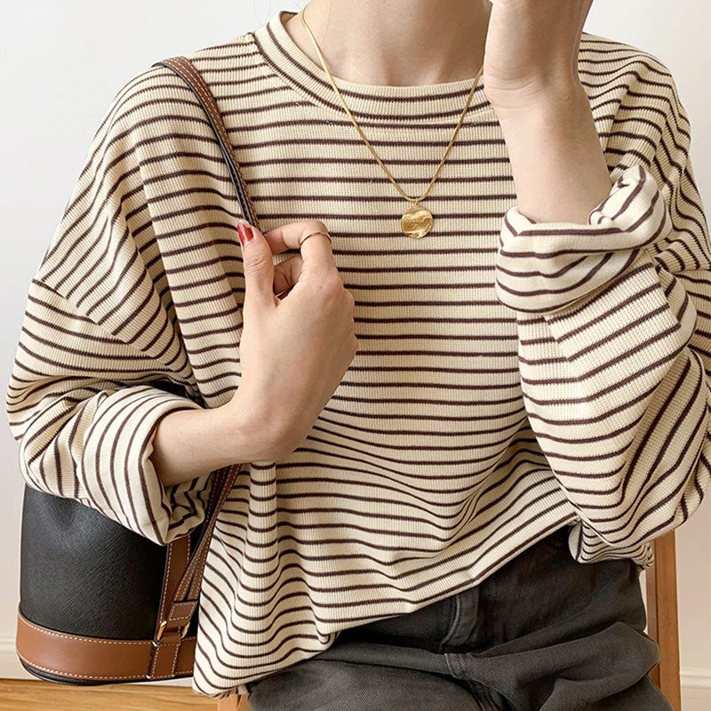 https://cdn.shopify.com/s/files/1/0773/9886/8312/files/laessiges-langarmhemd-frauen-khaki3.jpg?v=1731742779